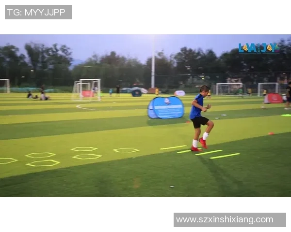 足球明星在绿茵场上挥洒汗水的瞬间与背后的桌面故事 足球明星在绿茵场上挥洒汗水的瞬间与背后的桌面故事